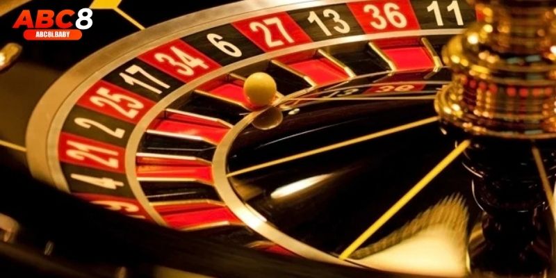 Quả bóng quay trên bánh xe Roulette tạo nên khoảnh khắc hồi hộp